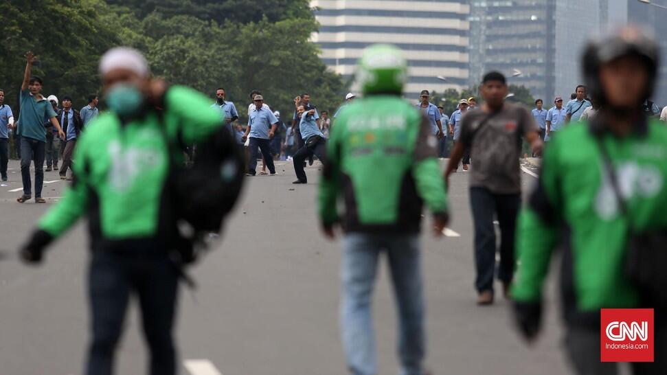 Sopir Taksi dan Ojek Rusuh Saling Lempar Batu