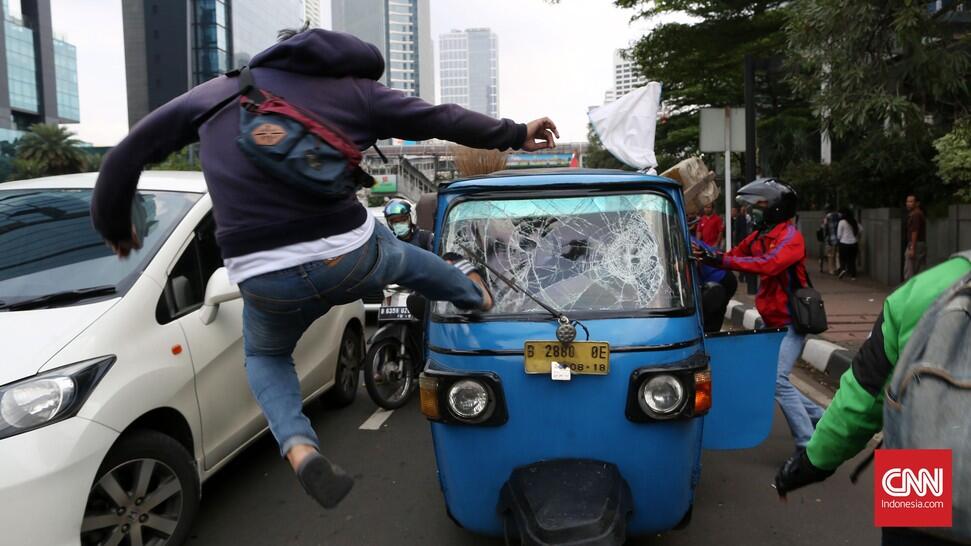 Sopir Taksi dan Ojek Rusuh Saling Lempar Batu