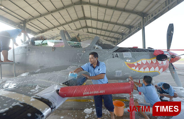 (Selingan) Komandan Pun Turut Mencuci Pesawat Super Tucano