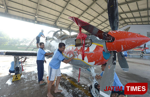 (Selingan) Komandan Pun Turut Mencuci Pesawat Super Tucano
