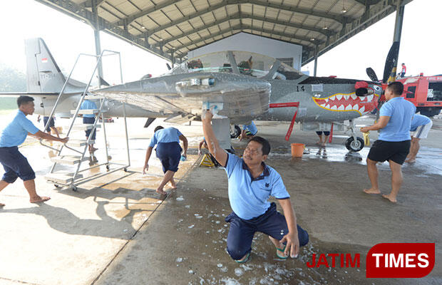 (Selingan) Komandan Pun Turut Mencuci Pesawat Super Tucano