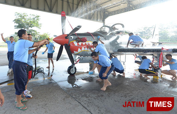 (Selingan) Komandan Pun Turut Mencuci Pesawat Super Tucano