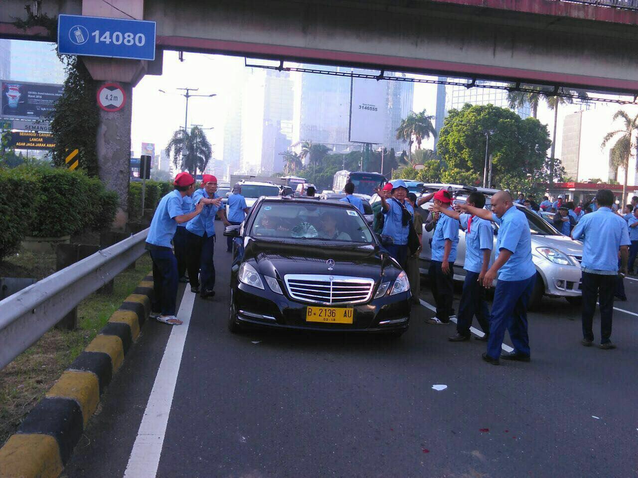 kumpulan foto supir taxi anarkis demo hari ini gan