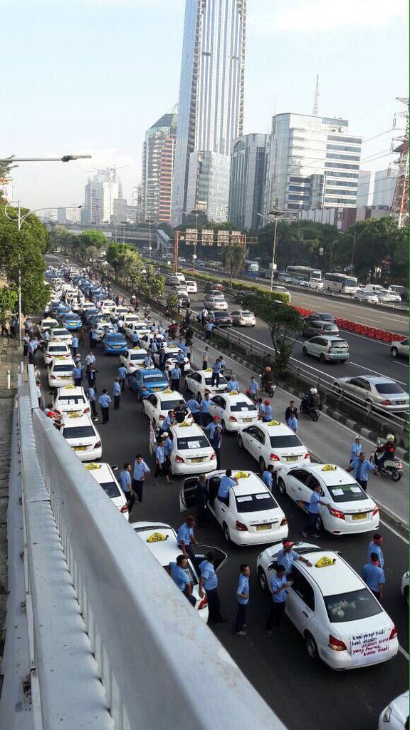 Pengusaha Taksi Melawan Konsumen Mereka Sendiri