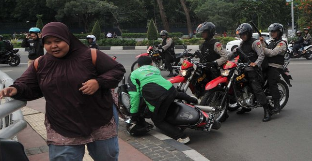 &#91;VID&#93; Sadis, polisi pukul driver ojek online pakai popor senjata