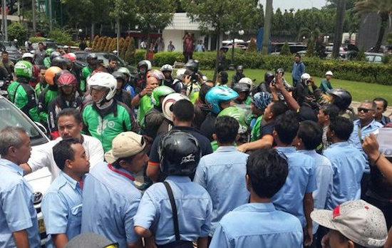 &#91;VID&#93; Sadis, polisi pukul driver ojek online pakai popor senjata