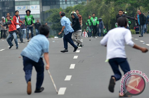 &#91;VID&#93; Sadis, polisi pukul driver ojek online pakai popor senjata