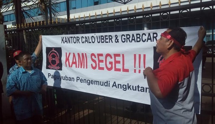 Demo Tolak Transportasi Online, Sopir Taksi 'Segel' Kantor Kemkominfo