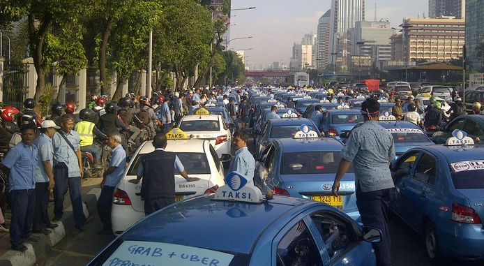 Sopir Blue Bird: Aku Jadi Duda Gara-Gara Uber Taxi
