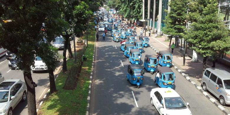 Aksi &quot;Sweeping&quot;, Pengendara Sepeda Motor Dipukuli Sopir Taksi hingga Bibir Pecah