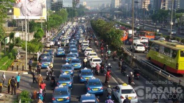 Taksi Konvoi di Jl Gatot Subroto, Lalin Arah Slipi Macet Total