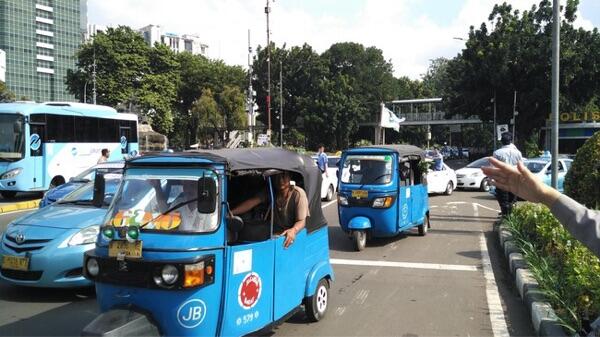 Taksi Konvoi di Jl Gatot Subroto, Lalin Arah Slipi Macet Total
