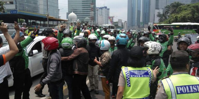 Tak Terima Temannya Di-"sweeping", "Driver" Go-Jek Serbu Sopir Taksi