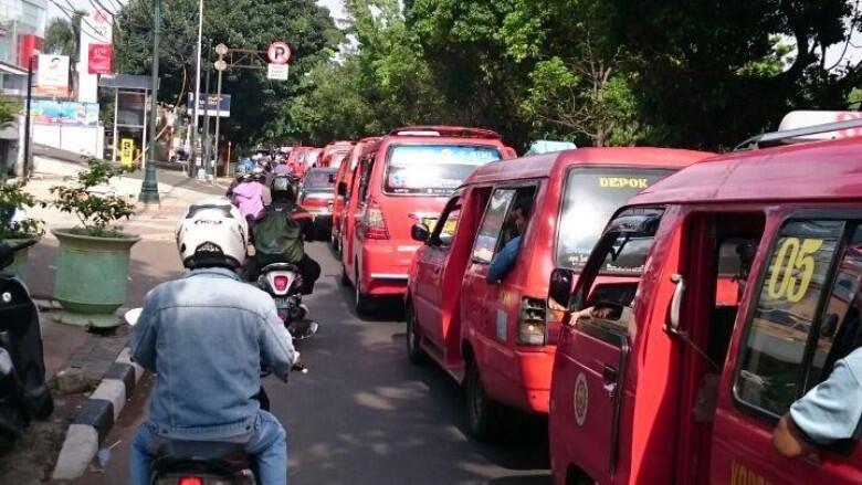 Aksi Unjuk Rasa Para Pengemudi Angkutan Umum di Ibu Kota