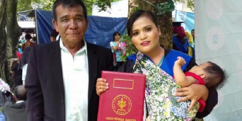 Kisah Susi, Lulusan Cum Laude IPB, yang Kuliah Sambil Jualan Pisang Goreng