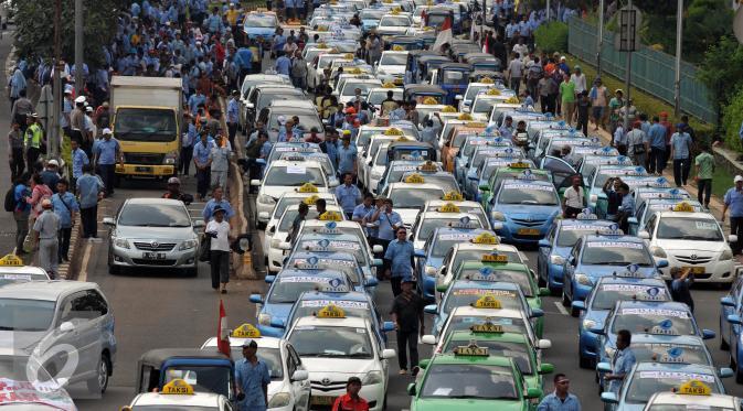 Uber vs Taksi: Offline vs Online Atau Soal Harga?