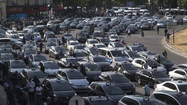 Uber vs Taksi: Offline vs Online Atau Soal Harga?