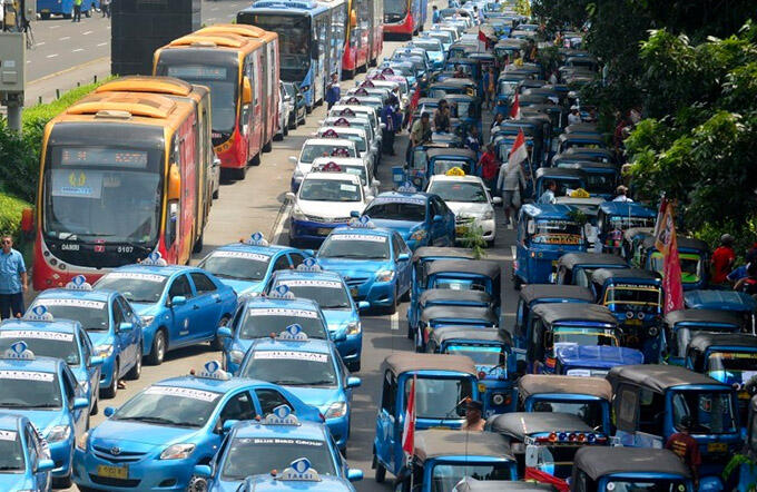 Pemerintah Dalang Konflik Taksi Konvensional dan Online