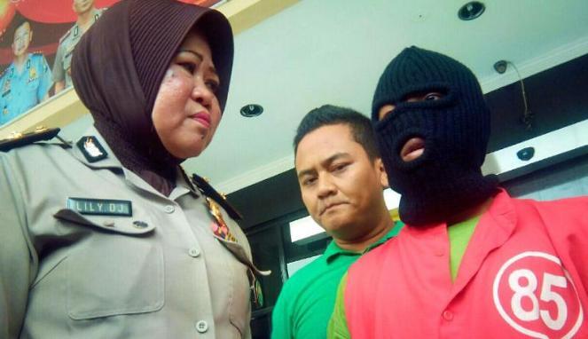 Penjaga Gudang Praktikkan Adegan FILM PORNO pada Siswi SMP