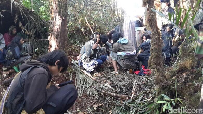 Ini Penampakan Teroris Santoso Bersama Kelompoknya Memakan Anoa di Hutan