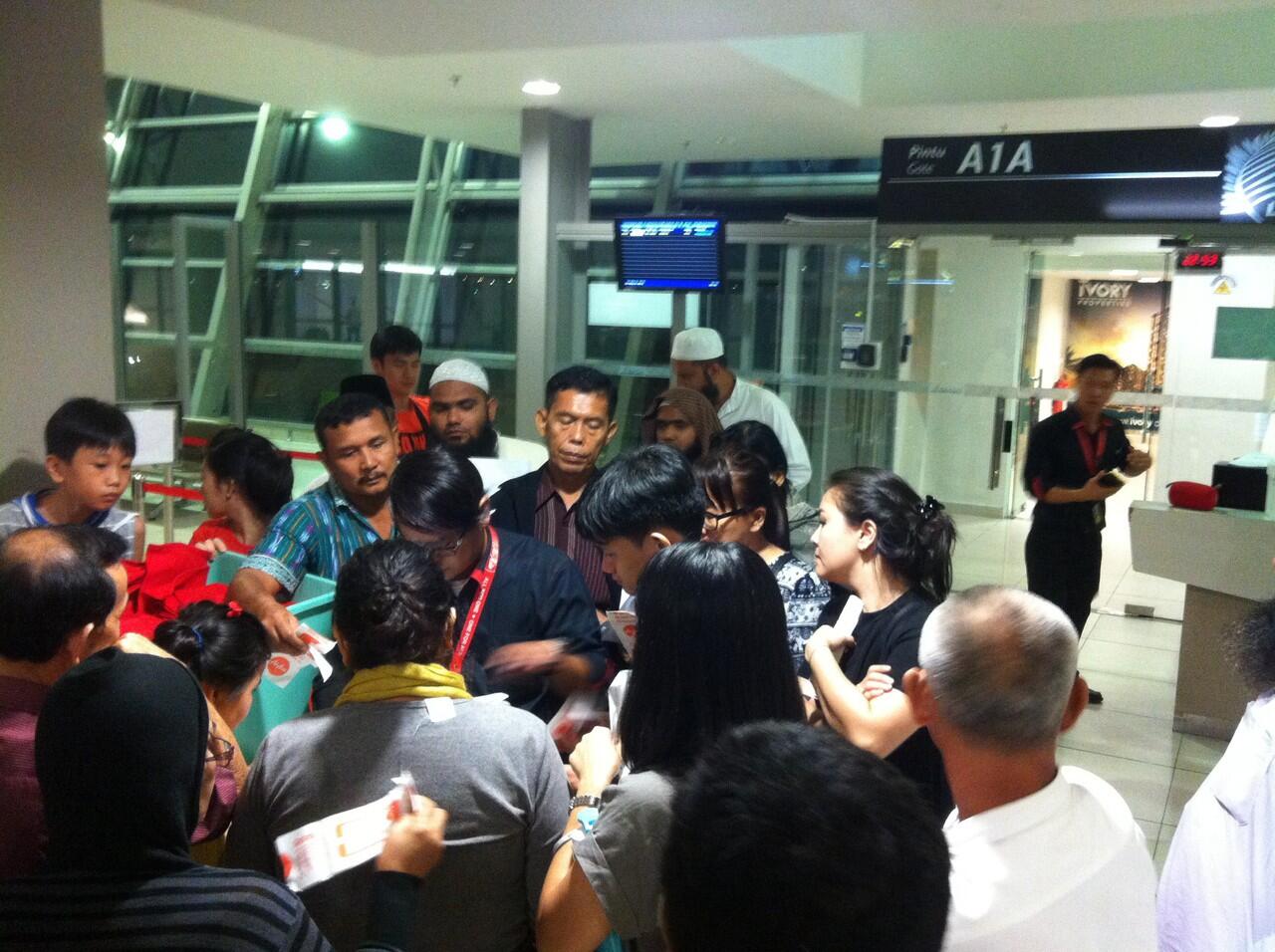 &#91;Breaking News&#93; AirAsia Tega Telantarkan Penumpang Indonesia di Bandara Malaysia