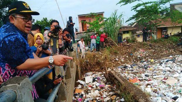 Tinjau Horor Sampah Cikapundung, Aher: Tobat, Jangan Buang Sampah di Sungai!