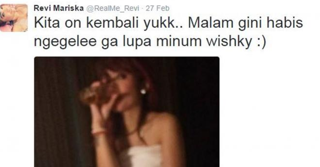 Fans Menangisi, Revi Mariska Mengaku Gila dan Pamer Pose Nakal