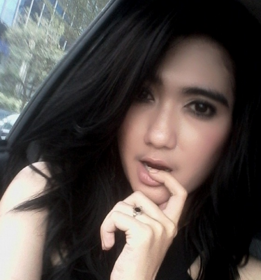 Fans Menangisi, Revi Mariska Mengaku Gila dan Pamer Pose Nakal