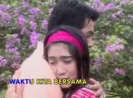 Fans Menangisi, Revi Mariska Mengaku Gila dan Pamer Pose Nakal