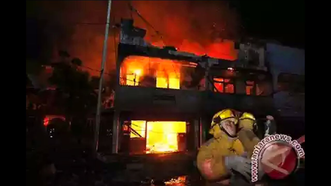 (video amatir inside) Aparat dan Napi Bentrok, Rutan Malabero Bengkulu Terbakar !!