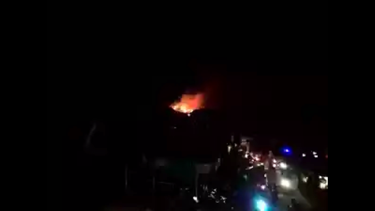 (video amatir inside) Aparat dan Napi Bentrok, Rutan Malabero Bengkulu Terbakar !!