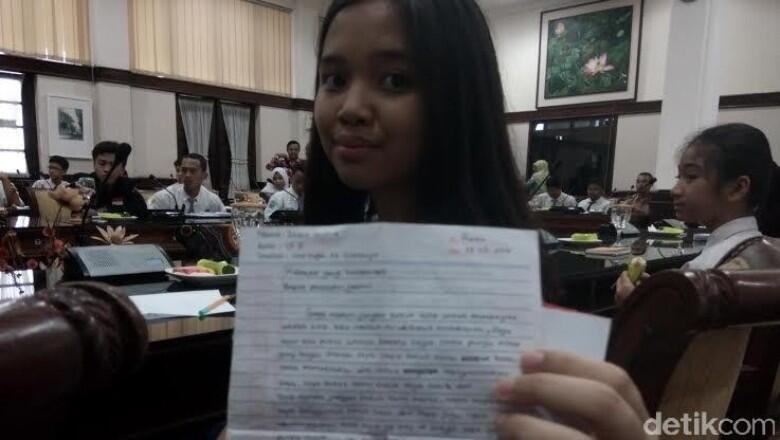 Surat untuk Presiden Jokowi dari Siswi SMP, Membuat Risma Berkaca-kaca
