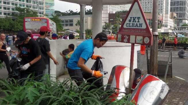 Senyum, Sandiaga Uno Pungut Sampah di CFD