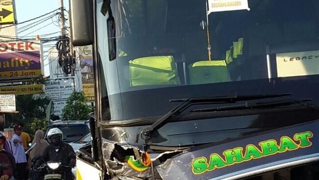 &#91;Ngueenggg&#93; Jakarta - Sebuah mobil Toyota Fortuner bertabrakan dengan bus pariwisata 