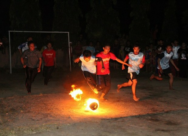 Benda-Benda Yang Biasa Dijadikan Pengganti Bola Sepak Ketika Masih Bocah By. Oom