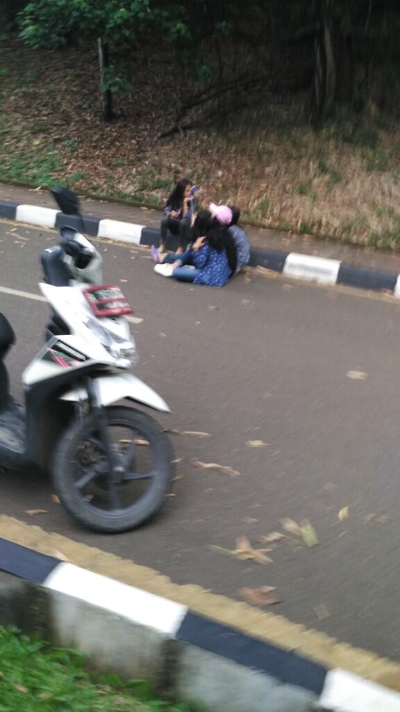 Anak Alay Foto Foto di Tengah Jalan Kampus UI