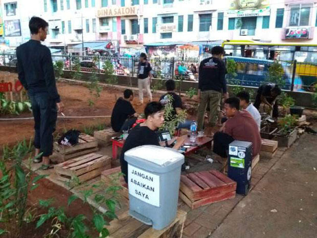 Fans Iwan Fals Bangun Taman OI dari Iuran Anggota