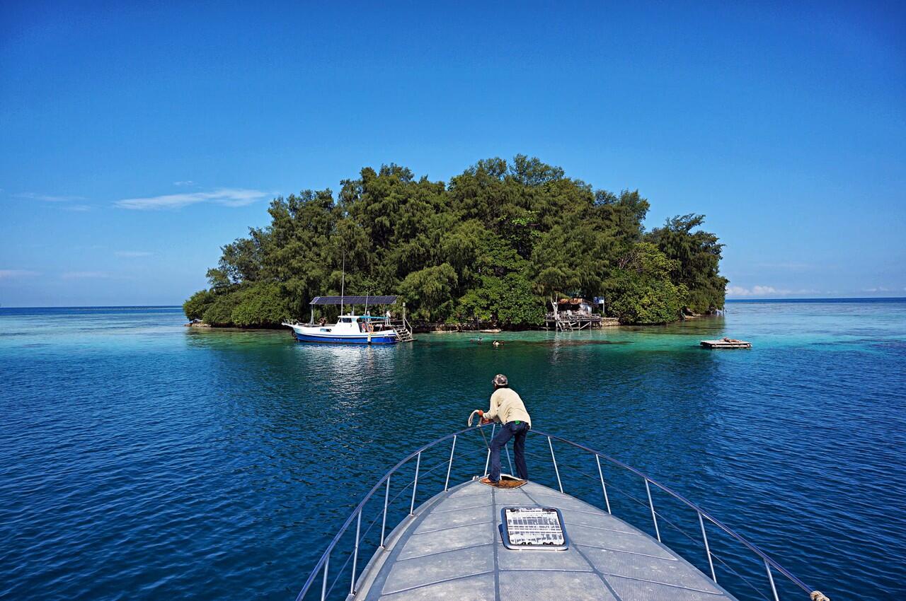 Pesona Pulau Sejuta Ikan 