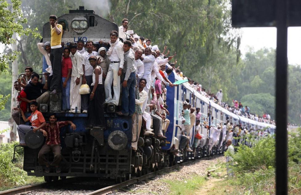 25 Foto dan Fakta, Aktivitas Orang India di Kereta