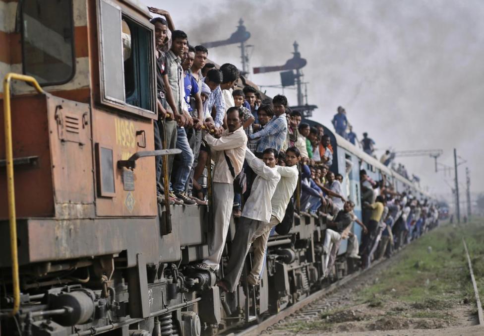 25 Foto dan Fakta, Aktivitas Orang India di Kereta