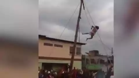 Salib Bergoyang, Tiba-tiba 'Yesus' Jatuh dari Salib Setinggi 10 Meter