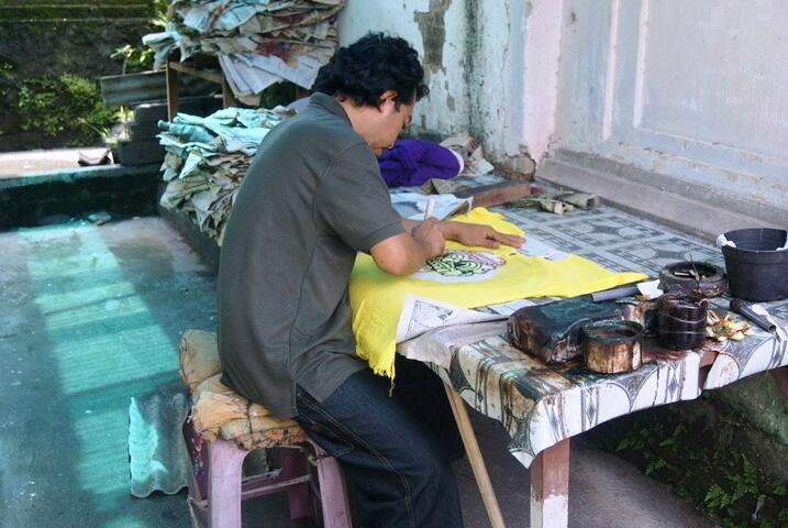 Desa Beng, Pusat Industri Baju Barong Paling Terkenal
