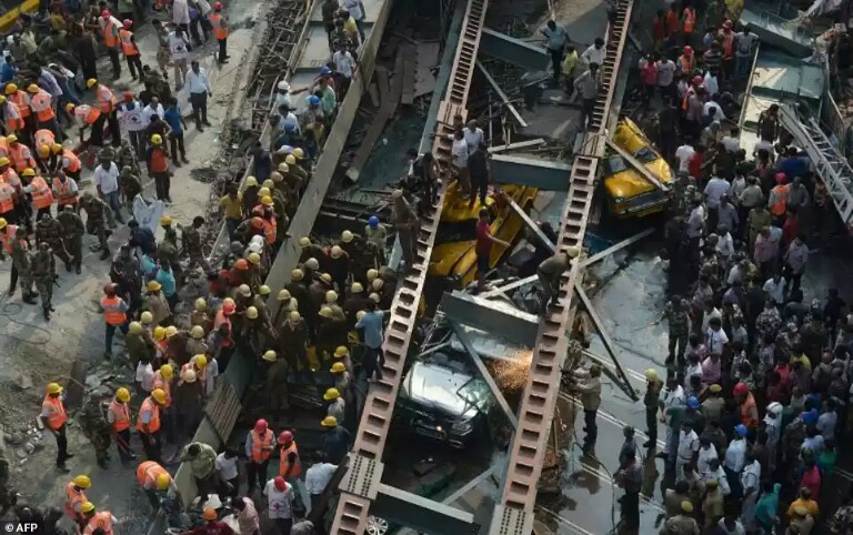 Jembatan flyover ambruk di India, ratusan orang terkubur