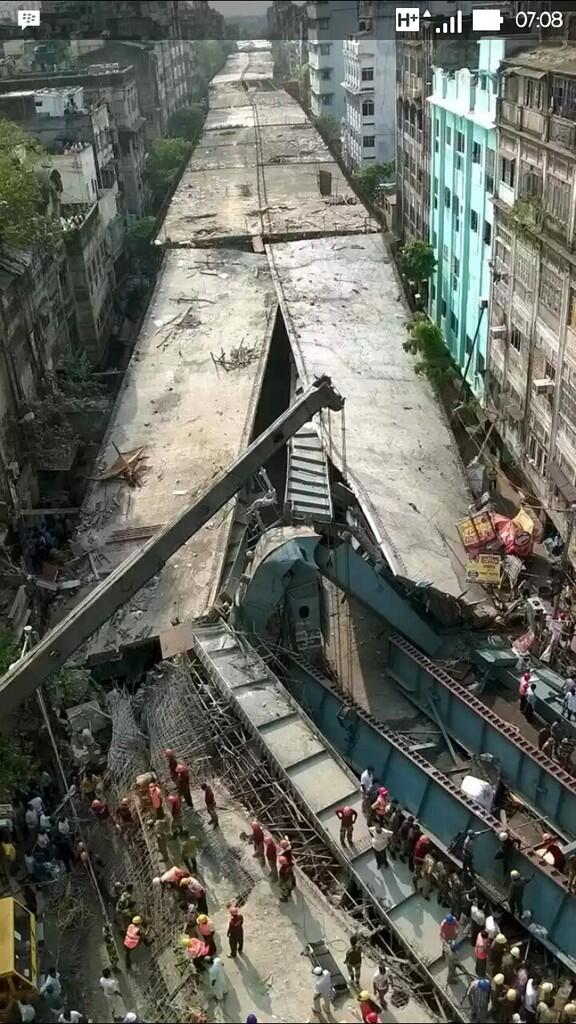 Jembatan flyover ambruk di India, ratusan orang terkubur