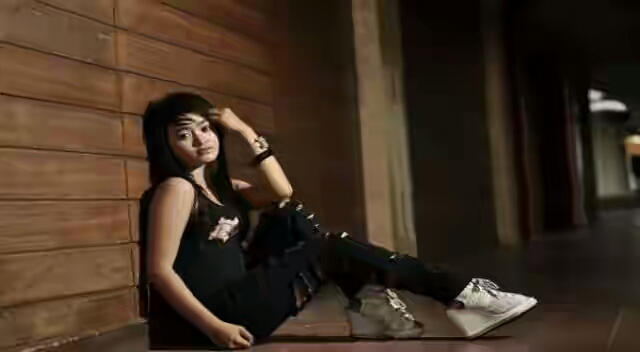 Foto-Foto Donna, Model Yang Buta Dan Alami Gangguan Jiwa Akibat Sering Pakai Softlens