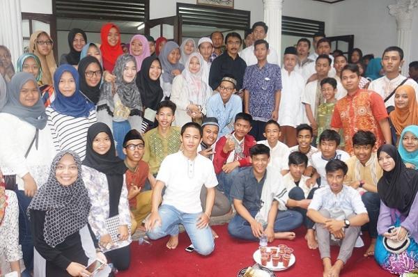 Tukang urut iut bernama Adhyaks Dault