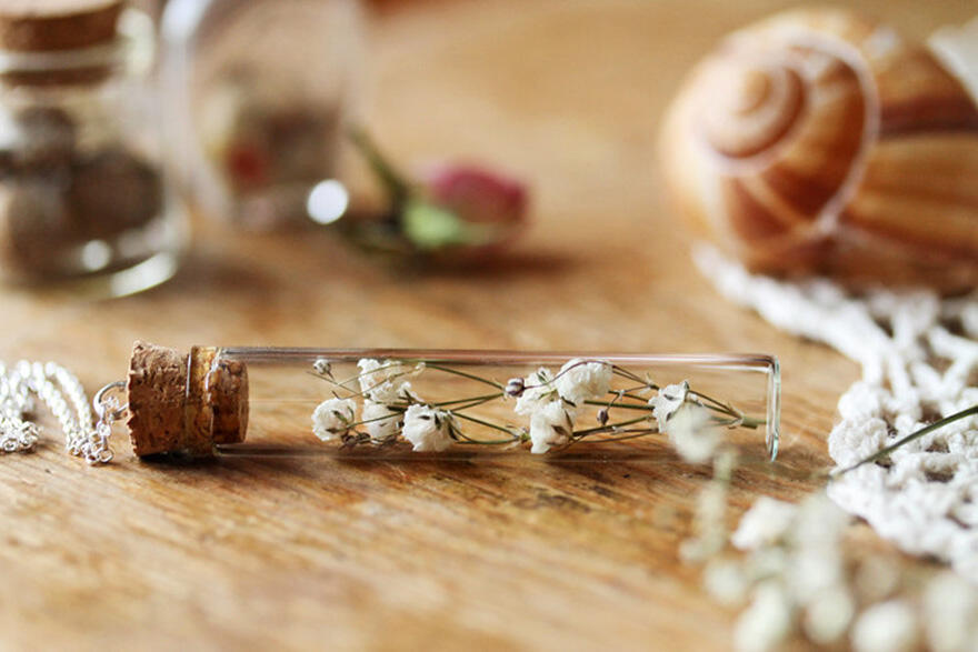 Terrarium Jewelry, Inovasi Unik yang Menjadikan Bagian Alam menjadi Sebuah Perhiasan!