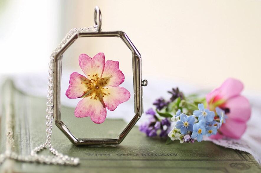 Terrarium Jewelry, Inovasi Unik yang Menjadikan Bagian Alam menjadi Sebuah Perhiasan!