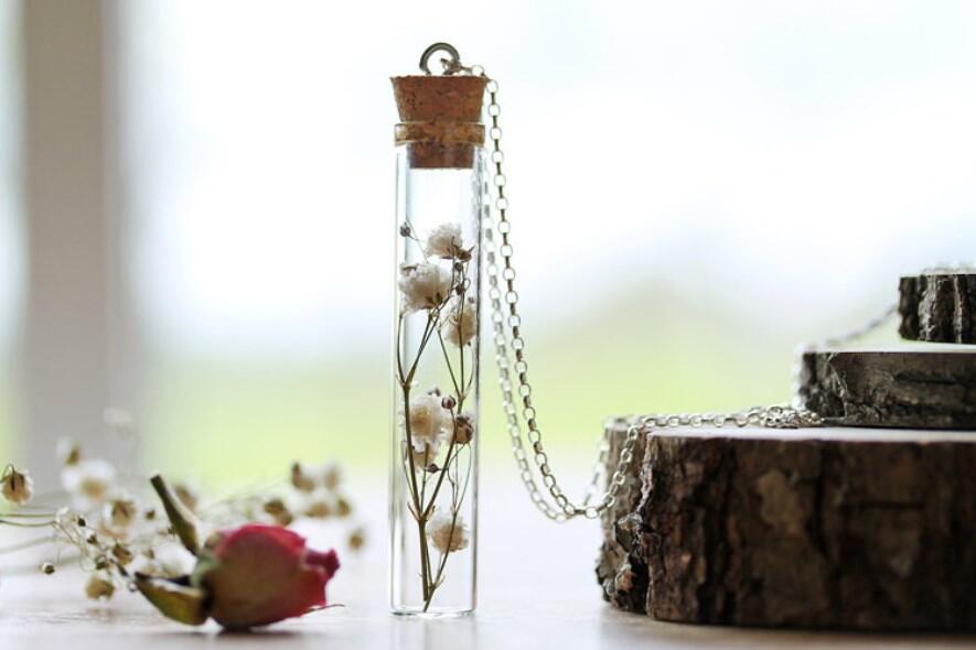 Terrarium Jewelry, Inovasi Unik yang Menjadikan Bagian Alam menjadi Sebuah Perhiasan!