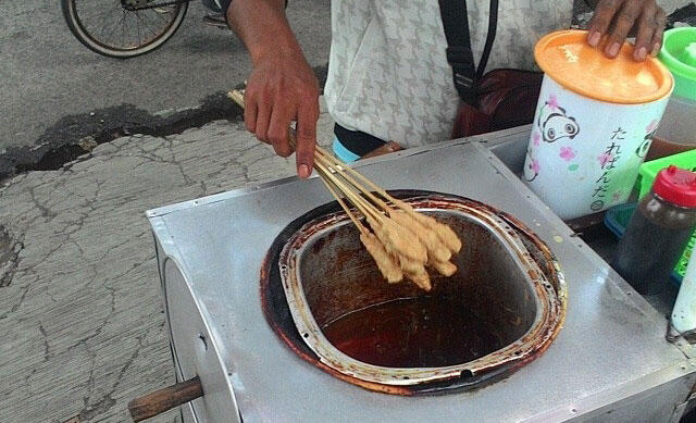 Jajanan Sempol. Gimana sih bentuknya? Lagi booming di Malang nih